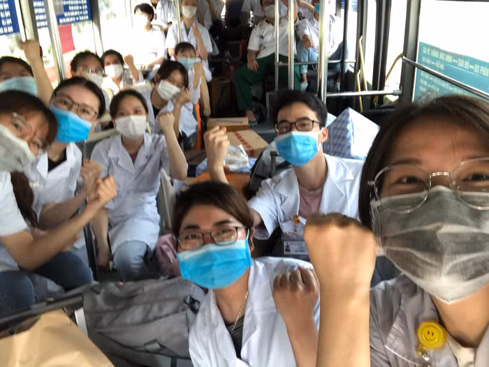 Mai Ly cùng cán bộ, sinh viên nhà trường vào tâm dịch Bắc Ninh trong buổi sáng 1/6 (ảnh: NVCC) Mai Ly cùng cán bộ, sinh viên nhà trường vào tâm dịch Bắc Ninh trong buổi sáng 1/6 (ảnh: NVCC)