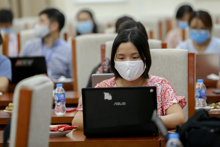 Phóng viên Thùy Linh trong một lần tác nghiệp ở Bộ Giáo dục và Đào tạo. Phóng viên Thùy Linh trong một lần tác nghiệp ở Bộ Giáo dục và Đào tạo.