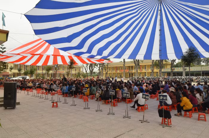 Hàng trăm phụ huynh trong buổi đối thoại nhưng vẫn chưa tìm được tiếng nói chung với nhà trường. Hiệu trưởng nói sẽ trả lại một số khoản thu nhưng phụ huynh không đồng ý với phương án đó. Ảnh: Phụ huynh cung cấp