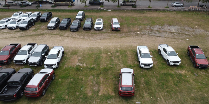 Vẫn có rất nhiều xe không có biển kiểm soát được tập kết ở đây. Ảnh chụp ngày 8/3. Ảnh: T.D