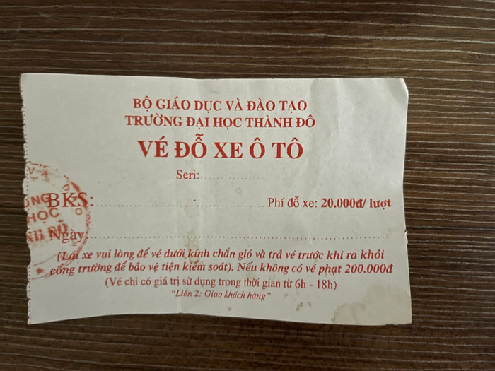 Một vé gửi xe theo lượt. Ảnh: Trung Dũng