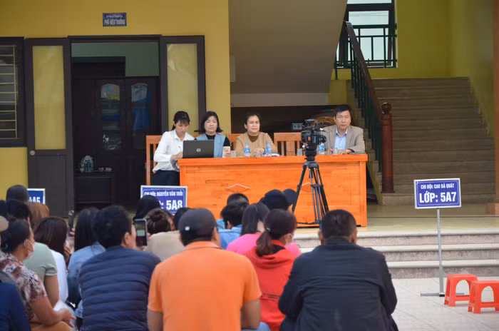 Cô Bùi Thị Hường - Hiệu trưởng Trường Tiểu học Tân Dân (ngồi thứ 3 bên trái) trong buổi đối thoại với các phụ huynh vào sáng ngày 17/3. Ảnh: Phụ huynh cung cấp