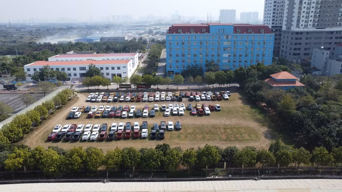 Xe ô tô tập kết tại khu vực sân phía sau Trường Đại học Thành Đô (ảnh chụp ngày 29/1). Ảnh: T.D