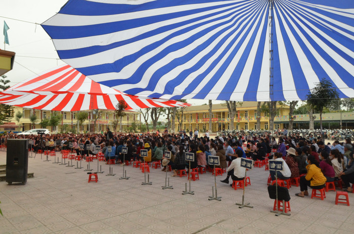 Hàng trăm phụ huynh trong buổi đối thoại nhưng vẫn chưa tìm được tiếng nói chung với nhà trường. Hiệu trưởng nói sẽ trả lại một số khoản thu nhưng phụ huynh không đồng ý với phương án đó. Ảnh: Phụ huynh cung cấp Hàng trăm phụ huynh trong buổi đối thoại nhưng vẫn chưa tìm được tiếng nói chung với nhà trường. Hiệu trưởng nói sẽ trả lại một số khoản thu nhưng phụ huynh không đồng ý với phương án đó. Ảnh: Phụ huynh cung cấp