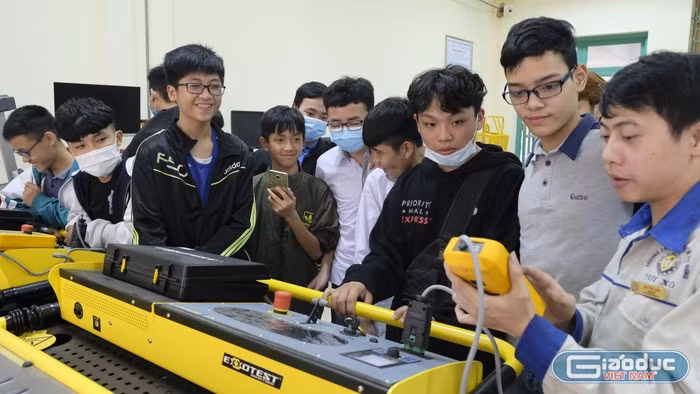 Nhiều trường nghề phải cân đối khối lượng chương trình giảng dạy để học sinh vừa học văn hoá vừa học nghề không bị "nặng tải". Ảnh: NTCC