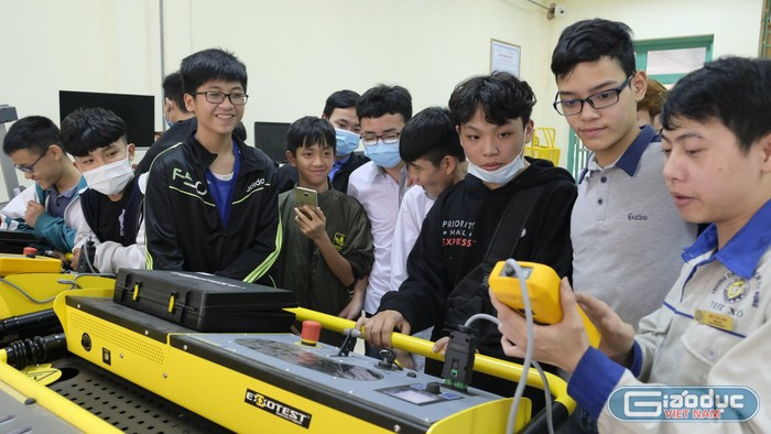 Nhiều trường nghề phải cân đối khối lượng chương trình giảng dạy để học sinh vừa học văn hoá vừa học nghề không bị "nặng tải". Ảnh: NTCC Nhiều trường nghề phải cân đối khối lượng chương trình giảng dạy để học sinh vừa học văn hoá vừa học nghề không bị "nặng tải". Ảnh: NTCC