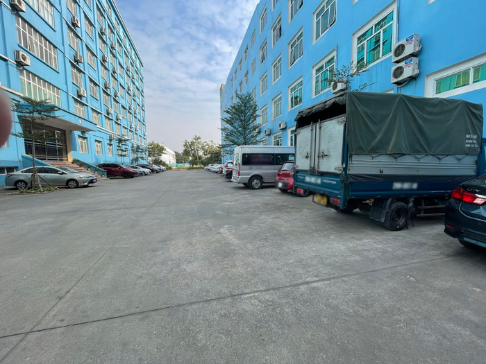 Một trong các khu gửi xe ô tô được bảo vệ Trường Đại học Thành Đô hướng dẫn cho phóng viên. Tại đây có tất cả các loại xe, kể cả xe tải chở hàng tập kết (ảnh chụp ngày 29/1). Ảnh: Trung Dũng