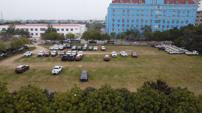 Đại diện Phòng Quản lý đô thị huyện Hoài Đức khẳng định, sau khi làm việc với Trường Đại học Thành Đô sẽ thường xuyên kiểm tra, chấn chỉnh việc gửi xe ô tô tại trường này. Tuy nhiên, ghi nhận trong ngày làm việc với ông Tấn (ngày 8/3), tại khu vực sân phía sau Trường Đại học Thành Đô vẫn có rất nhiều xe ô tô tập kết. Ảnh: Trung Dũng