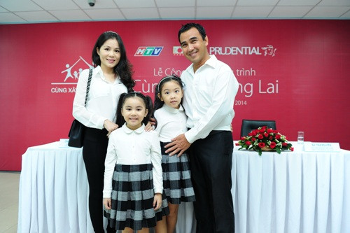 Vợ và các con luôn là chỗ dựa tinh thần cho anh mỗi khi mệt mỏi. Vợ và các con luôn là chỗ dựa tinh thần cho anh mỗi khi mệt mỏi.