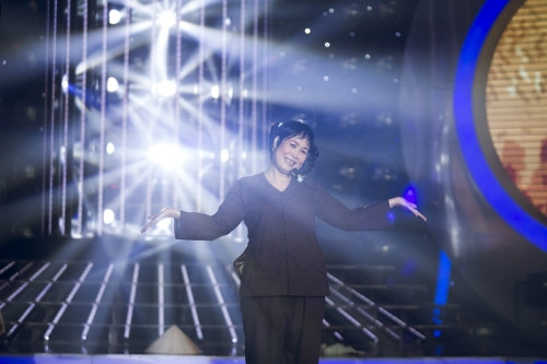 Dù đã lâu lắm mới phải “cưa sừng làm nghé” nhưng chị vẫn chứng tỏ được bản lĩnh sân khấu của một người nghệ sĩ chuyên nghiệp. Tất cả những nét ngây thơ, hồn nhiên của cô ca sĩ nhí vốn được các em nhỏ yêu thích đã được Hồng Vân tái hiện lại rất sống động trên sân khấu.