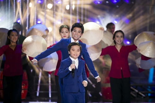 Tuy là tiết mục mở màn những Gia Bảo tỏ ra rất tự tin khi đứng trên sân khấu. Trông trang phục vest xanh, em phối hợp nhịp nhàng với Thúy Uyên trên sân khấu trong từng động tác và lời hát. Trông Gia Bảo diễn, khán giả dễ dàng liên tưởng đến một anh chàng nhân viên công sở lịch lãm được thu nhỏ rất đáng yêu.