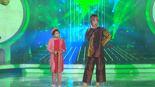 Tiết mục của Hoài Linh và Bé Ben cũng thu hút khán giả không kém. Bé Ben tự tin vào vai phú ông nhí với 3 chỏm râu cùng áo dài khăn đóng chỉnh tề cứ đi the gạ gẫm chú Bờm Hoài Linh.