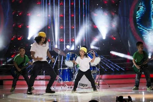 Dù muốn biến thành một cô gái xinh đẹp nhưng cặp thí sinh Kyo York - Uyên Nhi lại phải hóa thân thành ca sĩ nhạc rock Phạm Anh Khoa. Với giai điệu rock mạnh mẽ, tiết mục của hai chú cháu đã thật sự khiến mọi người không thể ngồi yên vì phấn khích.