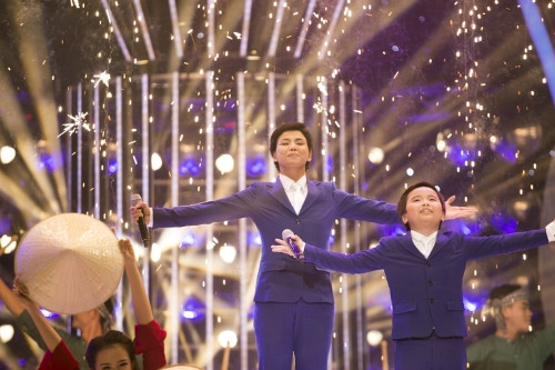 Tiết mục dự thi của cặp thí sinh đầu tiên Gia Bảo - Thúy Uyên là hóa thân thành ca sĩ Quang Linh trình diễn ca khúc "Thương quá Việt Nam".