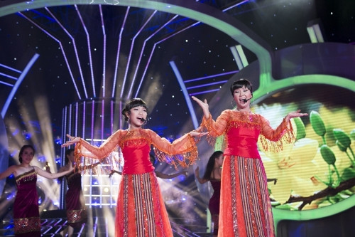 Cặp đôi Bảo Nghi - Ngân Quỳnh hóa thân thành ca sĩ Khánh Hà trong ca khúc "Nắng có còn xuân". Với sự kết hợp này, Bảo Nghi đã xuất sắc thể hiện được những cái liếc mắt rất sắc sảo của phiên bản gốc nên khán giả không thể không yêu quý em.