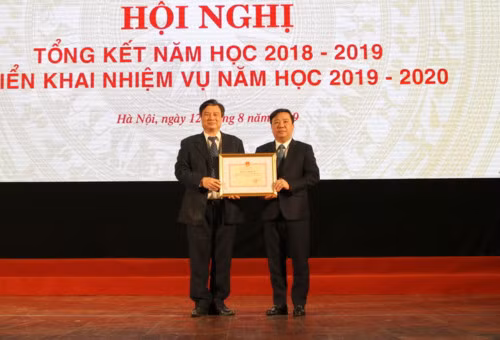 Ngành Giáo dục và Đào tạo Hà Nội nhận bằng khen của Bộ Giáo dục và Đào tạo (ảnh nguồn Báo Giáo dục và Thời đại).