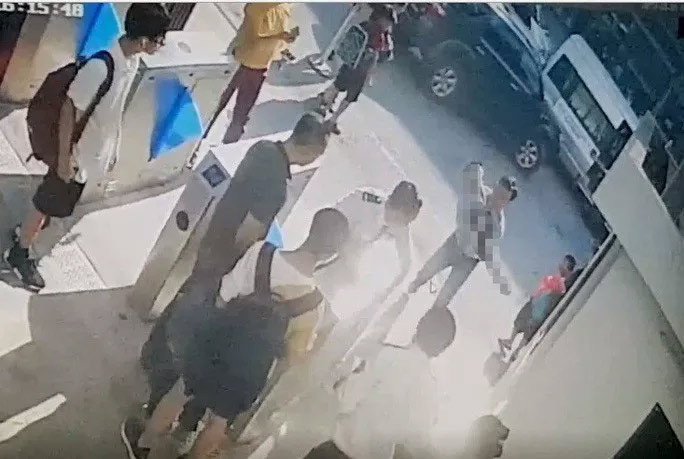 Cháu L. được đưa vào bệnh viện E chiều 6/8/2019. ảnh từ camera bệnh viện. Cháu L. được đưa vào bệnh viện E chiều 6/8/2019. ảnh từ camera bệnh viện.