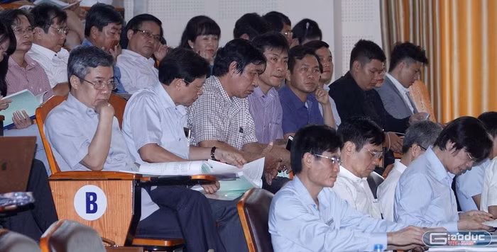 Các đại biểu đến từ các trường đại học, cao đẳng đào tạo giáo viên và các nhà khoa học, chuyên gia về giáo dục về tham gia hội nghị (ảnh Trinh Phúc).