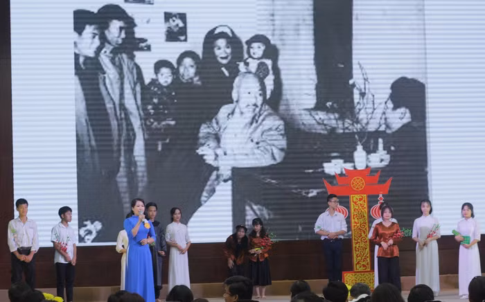 Việc sân khấu hóa nhiều câu chuyện liên quan đến cuộc đời Bác Hồ mang đến nhiều thông điệp và triết lý nhân văn sâu sắc, có sức lan tỏa lớn (ảnh Trinh Phúc).