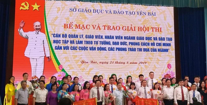 Hội thi “Cán bộ quản lý, giáo viên, nhân viên ngành Giáo dục và Đào tạo học tập và làm theo tư tưởng, đạo đức, phong cách Hồ Chí Minh gắn với các cuộc vận động, các phong trào thi đua của ngành” đã trở thành đợt sinh hoạt chính trị sâu rộng, có tác dụng giúp mọi người mến trẻ, yêu trường hơn (ảnh Trinh Phúc). Hội thi “Cán bộ quản lý, giáo viên, nhân viên ngành Giáo dục và Đào tạo học tập và làm theo tư tưởng, đạo đức, phong cách Hồ Chí Minh gắn với các cuộc vận động, các phong trào thi đua của ngành” đã trở thành đợt sinh hoạt chính trị sâu rộng, có tác dụng giúp mọi người mến trẻ, yêu trường hơn (ảnh Trinh Phúc).