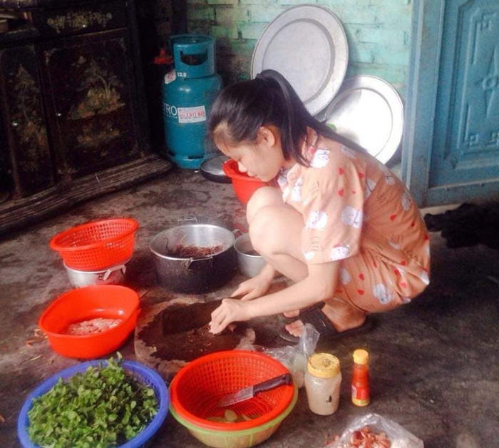 Thùy Linh là một học trò có nghị lực nếu có sự hỗ trợ từ cộng đồng em sẽ có một tương lai tươi sáng (ảnh Mai Văn Đạt). Thùy Linh là một học trò có nghị lực nếu có sự hỗ trợ từ cộng đồng em sẽ có một tương lai tươi sáng (ảnh Mai Văn Đạt).