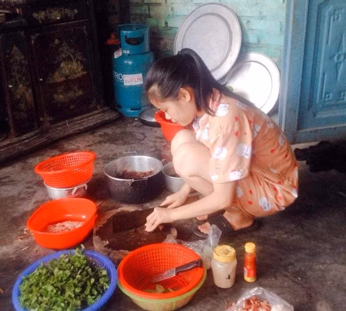 Thùy Linh là một học trò có nghị lực nếu có sự hỗ trợ từ cộng đồng em sẽ có một tương lai tươi sáng (ảnh Mai Văn Đạt).