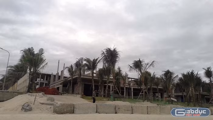 Liên quan đến quản lý đất đai, trật tự xây dựng, nhiều cán bộ, lãnh đạo quản lý ở Đà Nẵng đã bị kỷ luật do để xảy ra sai phạm. (trong ảnh: dự án xây dựng không phép, sai phép dọc bờ biển Đà Nẵng).