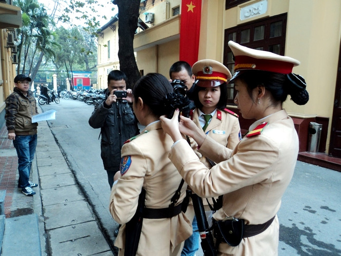 Giúp đồng đội chỉnh trang phục theo điều lệnh