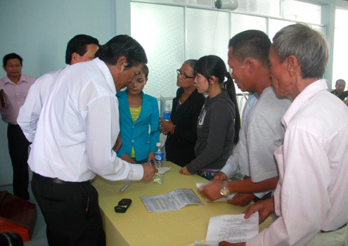 Bí thư Thanh cẩn thận ghi lại những thắc mắc của bà con làng Vân để giải quyết (Ảnh: Nguyễn Đông) Bí thư Thanh cẩn thận ghi lại những thắc mắc của bà con làng Vân để giải quyết (Ảnh: Nguyễn Đông)