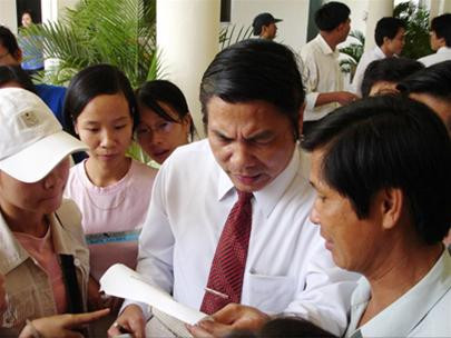 Bí thư Thành uỷ Đà Nẵng Nguyễn Bá Thanh tiếp xúc với dân (Ảnh: HC) Bí thư Thành uỷ Đà Nẵng Nguyễn Bá Thanh tiếp xúc với dân (Ảnh: HC)