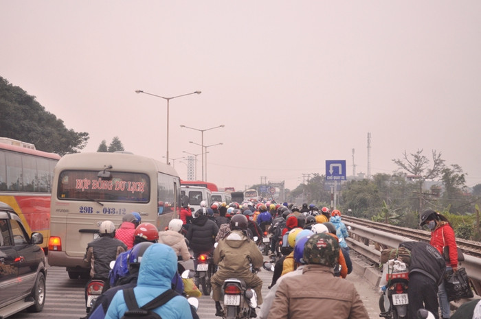 Ngay sau khi vụ tai nạn xảy ra, lực lượng cảnh sát giao thông đã có mặt tại hiện trường để phân làn giao thông và xử lý vụ việc.