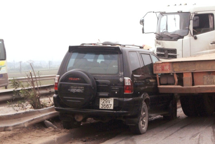 Cùng lúc đó, chiếc ô tô ISUZU mang BKS: 29V - 3667 đi ngay sau xe container cũng đã bị chiếc xe này ép lao lên dải phân cách. Tại hiện trường, chiếc xe KIA bị biến dạng phần đuôi xe, chiếc xe container gập đôi xe, phần đầu nằm chắn ngang dải phân cách. Còn chiếc xe IZUZU bị biến dạng phần đầu bên phải.