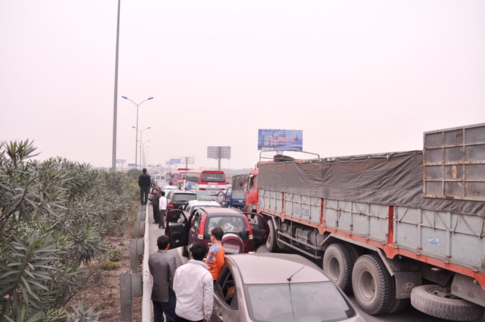 Nhiều lái xe đã ra khỏi xe để chờ cho hết tắc đường