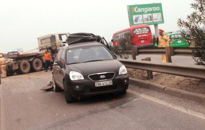 Chiếc ô tô KIA mang BKS: 29A – 412.28 đang lưu thông theo hướng Hà Nam về Hà Nội, bỗng giảm tốc đột ngột khiến chiếc xe container mang BKS: 29R – 1661 đi ngay sau không kịp phản ứng nên húc thẳng vào đuôi và bị bẻ lái lao lên dải phân cách giữa đường.