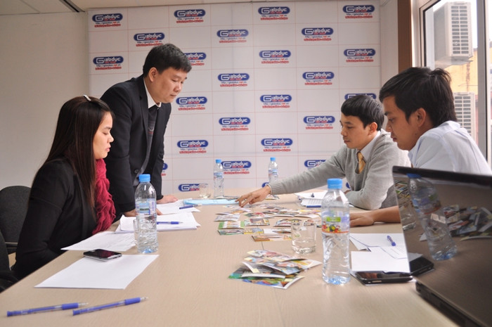 Sau nhiều giờ làm việc nghiêm túc, cuối giờ chiều 3/1, Ban Giám khảo đã chấm điểm xong Sau nhiều giờ làm việc nghiêm túc, cuối giờ chiều 3/1, Ban Giám khảo đã chấm điểm xong