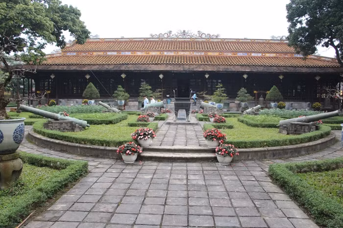 Bên trong Quốc Tử Giám được bố trí nhiều thư viện với thiết kế độc đáo. Ngày nay, nó trở thành trụ sở của Bảo tàng cổ vật cung đình Huế. Ảnh: AN