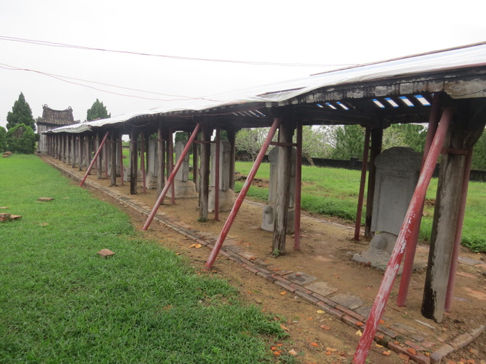 Một dãy nhà bia Tiến sĩ đang được phục dựng. Ảnh: AN