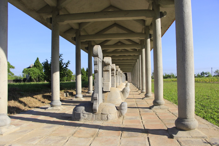 Có hai dãy nhà bia với tổng cộng 32 tấm bia, khắc tên 293 Tiến sĩ triều Nguyễn. Ảnh: AN