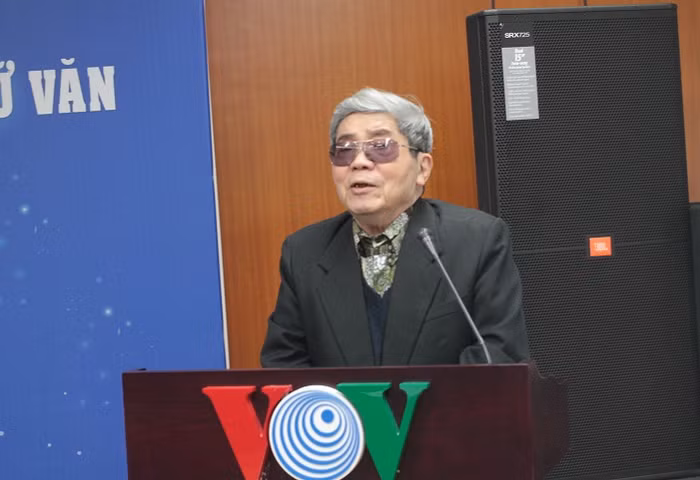 Nhà thơ Trần Đăng Khoa muốn có thêm tác phẩm về biển đảo trong môn văn mới ảnh 2