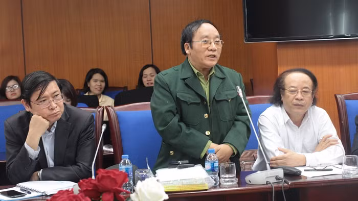 Nhà thơ Trần Đăng Khoa (đứng) đề nghị cần có thêm tác phẩm về Hoàng Sa - Trường Sa trong chương trình giáo dục phổ thông môn Ngữ văn (Ảnh: Thùy Linh)