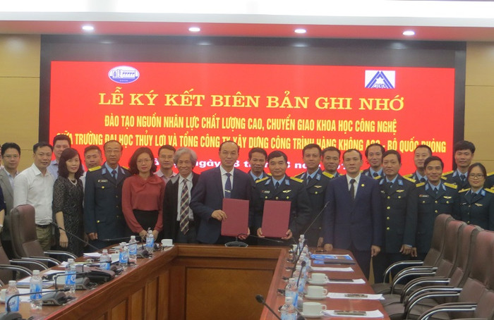Trường Đại học Thủy lợi và Tổng công ty xây dựng công trình hàng không ACC – Bộ Quốc phòng đã ký kết biên bản ghi nhớ đào tạo nguồn nhân lực chất lượng cao, chuyển giao công nghệ. (Ảnh: Bích Lan) Trường Đại học Thủy lợi và Tổng công ty xây dựng công trình hàng không ACC – Bộ Quốc phòng đã ký kết biên bản ghi nhớ đào tạo nguồn nhân lực chất lượng cao, chuyển giao công nghệ. (Ảnh: Bích Lan)