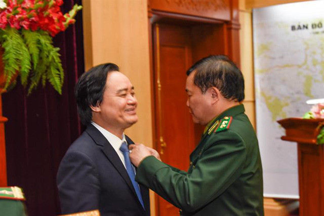 Bộ trưởng Phùng Xuân Nhạ nhận kỷ niệm chương “Vì chủ quyền an ninh biên giới Tổ quốc” (Ảnh: Bộ Giáo dục và Đào tạo) Bộ trưởng Phùng Xuân Nhạ nhận kỷ niệm chương “Vì chủ quyền an ninh biên giới Tổ quốc” (Ảnh: Bộ Giáo dục và Đào tạo)