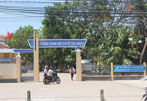Trường Trung học cơ sở Tân Thạch nơi xảy ra vụ việc học sinh bóp cổ giáo viên (Ảnh: Báo An ninh thủ đô) Trường Trung học cơ sở Tân Thạch nơi xảy ra vụ việc học sinh bóp cổ giáo viên (Ảnh: Báo An ninh thủ đô)