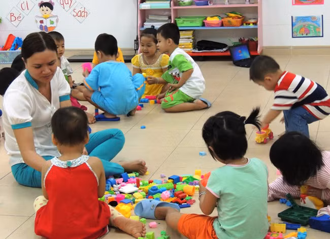 Dự thảo mới đưa ra quy định, số trẻ em trong một nhóm trẻ, lớp mẫu giáo độc lập tư thục có không quá 70 (bảy mươi) trẻ (Ảnh minh họa: VTV) Dự thảo mới đưa ra quy định, số trẻ em trong một nhóm trẻ, lớp mẫu giáo độc lập tư thục có không quá 70 (bảy mươi) trẻ (Ảnh minh họa: VTV)