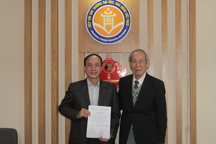 Hiệp hội Các trường đại học cao đẳng Việt Nam đã trao Quyết định thành lập Câu lạc bộ Khối trường Xét nghiệm cho Phó giáo sư Vũ Quang Huy - trưởng bộ môn xét nghiệm (Trường Đại học Y Dược thành phố Hồ Chí Minh) làm Chủ nhiệm lâm thời câu lạc bộ (Ảnh: Thùy Linh) Hiệp hội Các trường đại học cao đẳng Việt Nam đã trao Quyết định thành lập Câu lạc bộ Khối trường Xét nghiệm cho Phó giáo sư Vũ Quang Huy - trưởng bộ môn xét nghiệm (Trường Đại học Y Dược thành phố Hồ Chí Minh) làm Chủ nhiệm lâm thời câu lạc bộ (Ảnh: Thùy Linh)