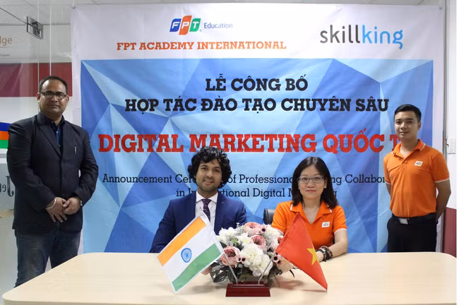 Bà Lê Thị Hồng Hạnh - Giám đốc Viện đào tạo Quốc tế, Tổ chức Giáo dục FPT ký kết cùng đại diện Skillking Ấn Độ về hợp tác đào tạo Digital Marketing. (Ảnh: Ban Tổ chức)