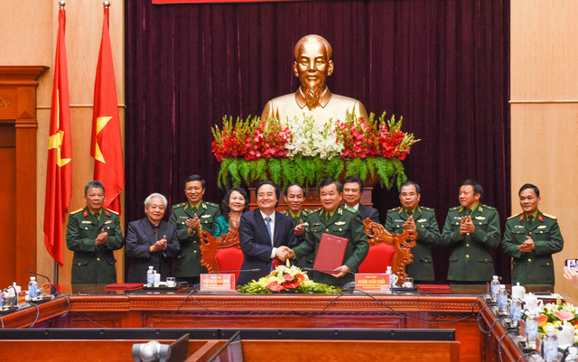 Bộ Giáo dục và Đào tạo và Tư lệnh Bộ đội biên phòng đã ký kết chương trình phối hợp “Đẩy mạnh công tác xây dựng xã hội học tập” ở địa bàn biên giới, hải đảo (giai đoạn 2018-2025). (Ảnh: Bộ Giáo dục và Đào tạo) Bộ Giáo dục và Đào tạo và Tư lệnh Bộ đội biên phòng đã ký kết chương trình phối hợp “Đẩy mạnh công tác xây dựng xã hội học tập” ở địa bàn biên giới, hải đảo (giai đoạn 2018-2025). (Ảnh: Bộ Giáo dục và Đào tạo)