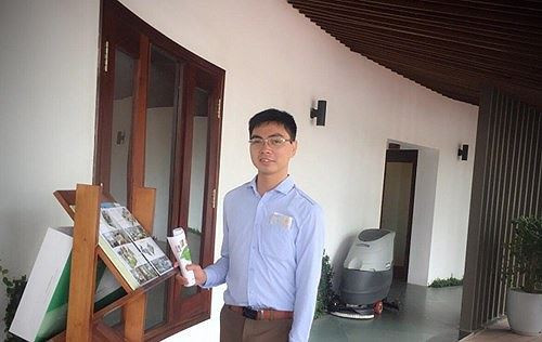 Thầy Đặng Danh Hướng chia sẻ: "Tôi hụt hẫng khi biết tin Bộ Tài chính và Bộ Nội vụ không đồng thuận với đề xuất “lương của nhà giáo được xếp cao nhất trong hệ thống thang bậc lương hành chính sự nghiệp" (Ảnh nhân vật cung cấp) Thầy Đặng Danh Hướng chia sẻ: "Tôi hụt hẫng khi biết tin Bộ Tài chính và Bộ Nội vụ không đồng thuận với đề xuất “lương của nhà giáo được xếp cao nhất trong hệ thống thang bậc lương hành chính sự nghiệp" (Ảnh nhân vật cung cấp)