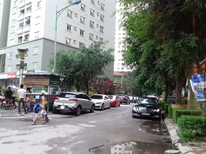 Lối vào chung cư CT3 và tòa nhà Trung tâm thương mại và căn hộ cao cấp chật cứng xe. Lối vào chung cư CT3 và tòa nhà Trung tâm thương mại và căn hộ cao cấp chật cứng xe.