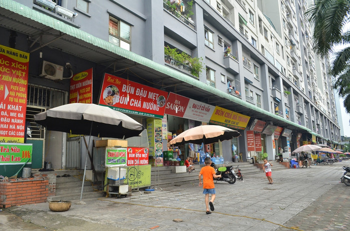 Tầng 1 tòa nhà CT4 la liệt quán ăn, tiềm ẩn nguy cơ cháy. Tầng 1 tòa nhà CT4 la liệt quán ăn, tiềm ẩn nguy cơ cháy.